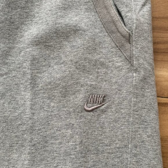 Nike Sportswear Gray Women’s Medium Gym Capri Sweatpants Silver Tag - Picture 3 of 10